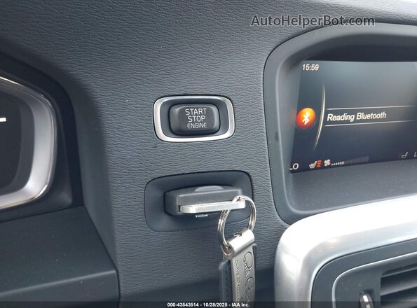 YV140MTL8J2450624 2018 VOLVO S60 Серый Вид панели приборов