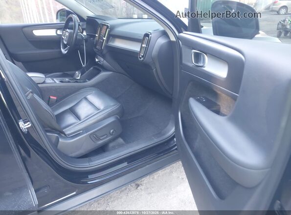 YV4162UK2M2496646 2021 VOLVO XC40 Черный Вид салона спереди