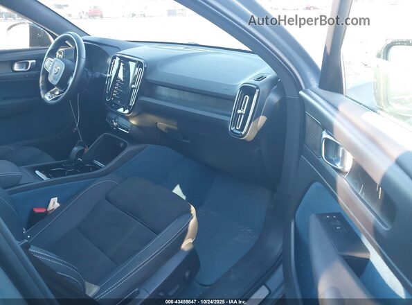YV4ED3GM9P2028119 2023 VOLVO C40 RECHARGE PURE ELECTRIC Light Blue Widok wnętrza z przodu