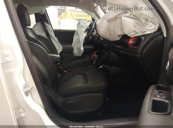ZACNJDC12PPP11957 2023 JEEP RENEGADE White Widok wnętrza z przodu