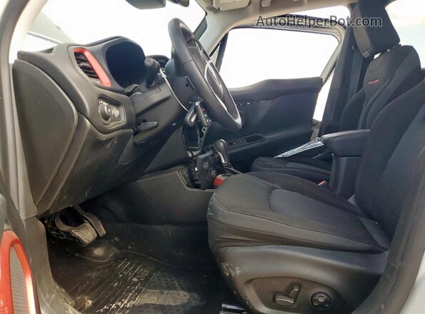 ZACNJDC15MPN28581 2021 JEEP RENEGADE White Vista interior delantera
