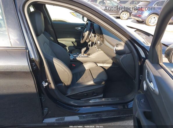 ZARFAMBN8R7681865 2024 ALFA ROMEO GIULIA Черный Вид салона спереди