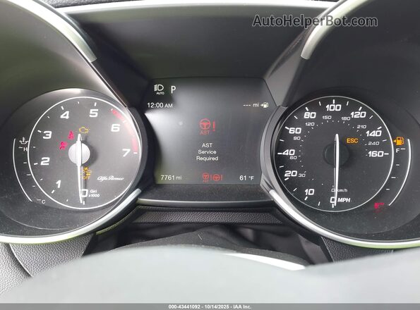 ZARFAMBN9P7669561 2023 ALFA ROMEO GIULIA Красный Вид задних сидений