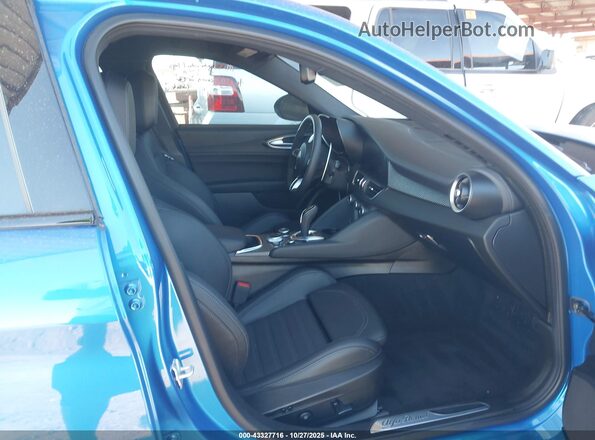 ZARFAMEV1R7687146 2024 ALFA ROMEO GIULIA Синий Вид салона спереди