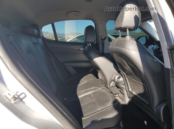 ZASFAKAN0J7B75510 2018 ALFA ROMEO STELVIO Silver Vista interior trasera