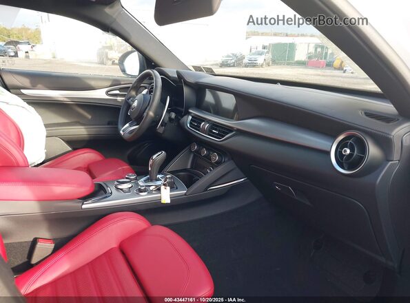 ZASPAKBN8R7D84301 2024 ALFA ROMEO STELVIO White Widok wnętrza z przodu