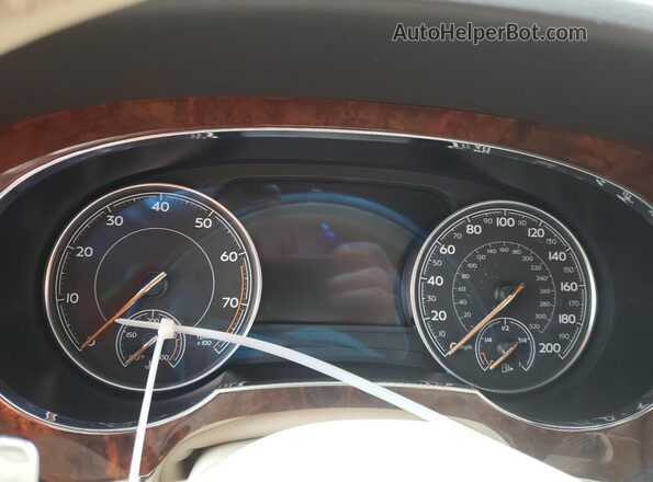 SJAAC2ZV1HC014037 2017 BENTLEY BENTAYGA Красный Вид задних сидений
