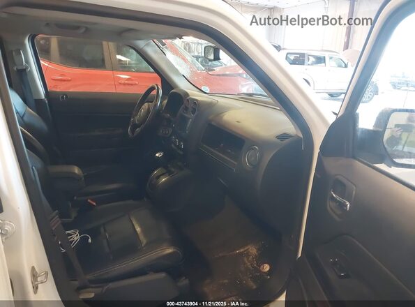 1C4NJRFB3GD798464 2016 JEEP PATRIOT White Вид салону спереду