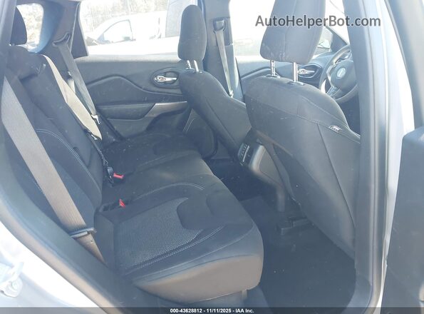 1C4PJLCB7MD134366 2021 JEEP CHEROKEE Silver Widok naklejki z numerem VIN