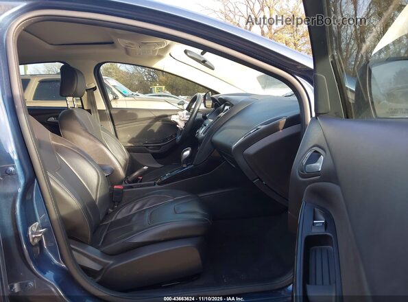 1FADP3J24JL246571 2018 FORD FOCUS Синий Вид салона спереди