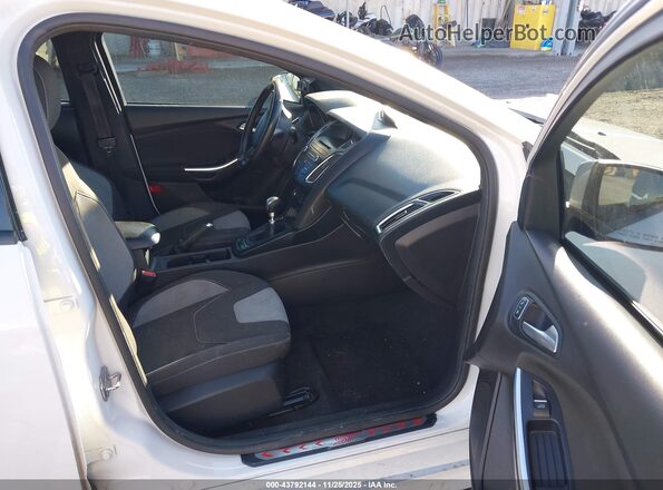 1FADP3L91HL348981 2017 FORD FOCUS ST Белый Вид салона спереди
