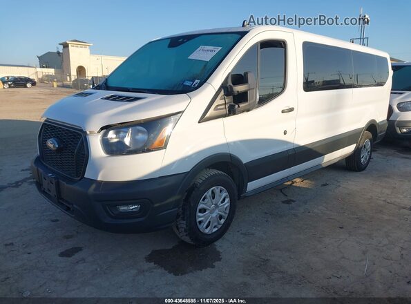 1FBAX2Y80NKA67445 2022 FORD PASSENGER Белый Передняя левая четверть