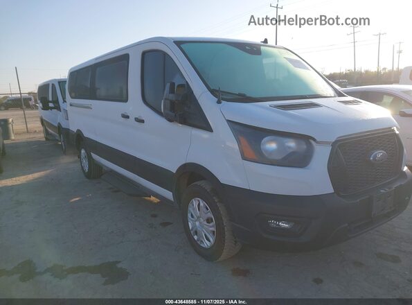1FBAX2Y80NKA67445 2022 FORD PASSENGER Белый Передняя правая четверть