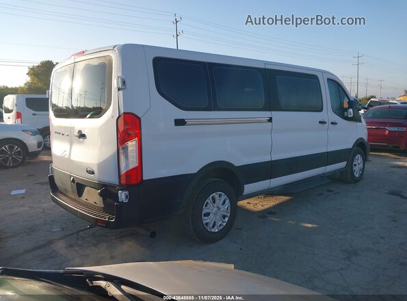 1FBAX2Y80NKA67445 2022 FORD PASSENGER Белый Задняя правая четверть