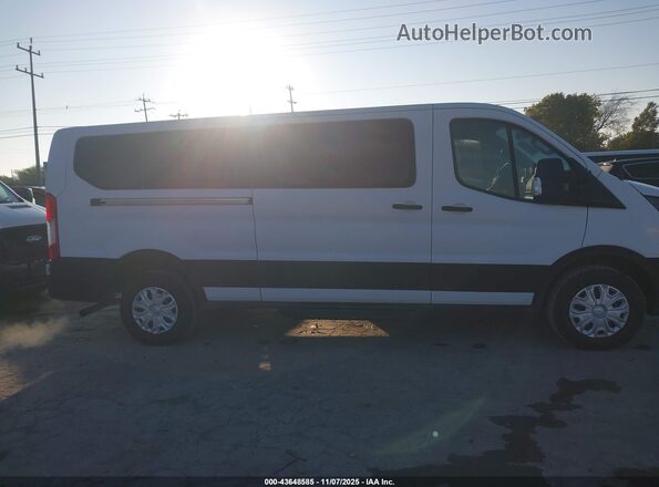 1FBAX2Y80NKA67445 2022 FORD PASSENGER Белый Вид задней части салона