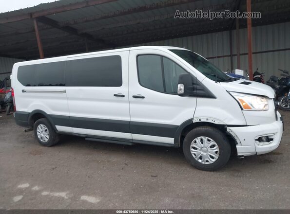 1FBAX2Y81NKA63291 2022 FORD PASSENGER Белый Вид задней части салона