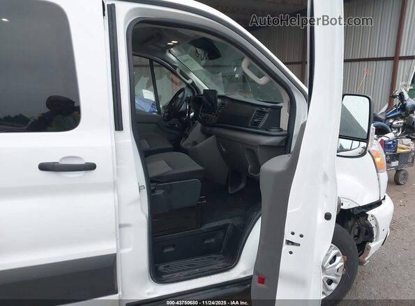1FBAX2Y81NKA63291 2022 FORD PASSENGER Белый Вид салона спереди
