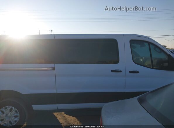 1FBAX2Y86NKA73864 2022 FORD PASSENGER Белый Вид задней части салона