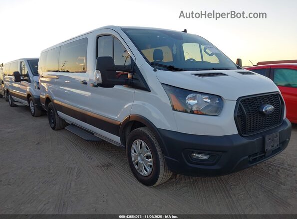 1FBAX2Y88NKA67211 2022 FORD PASSENGER Белый Передняя правая четверть