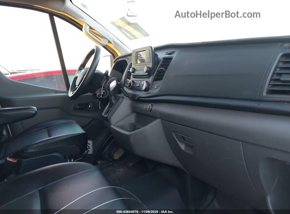 1FBAX2Y88NKA67211 2022 FORD PASSENGER Белый Вид салона спереди