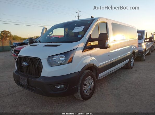 1FBAX2Y88NKA67211 2022 FORD PASSENGER Белый Передняя левая четверть