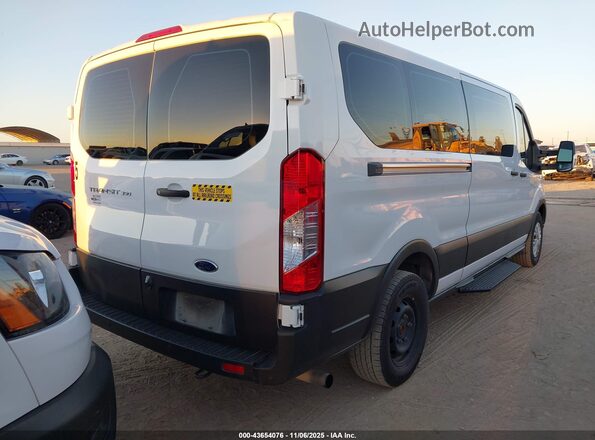 1FBAX2Y88NKA67211 2022 FORD PASSENGER Белый Задняя правая четверть