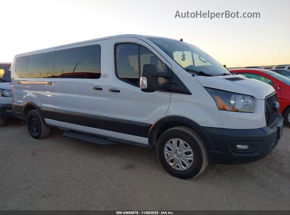 1FBAX2Y88NKA67211 2022 FORD PASSENGER Белый Вид задней части салона