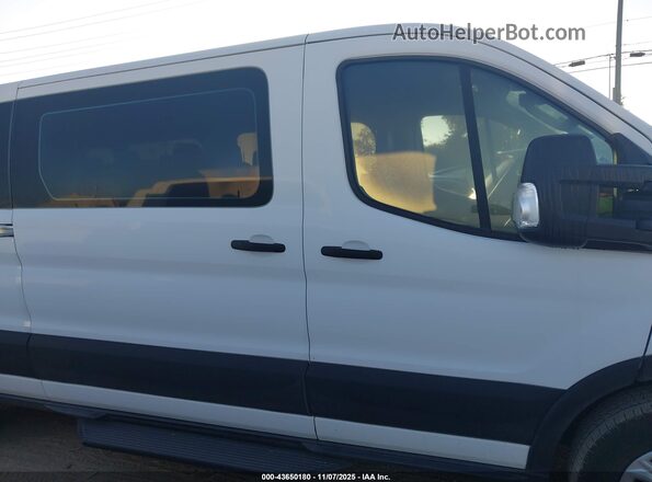 1FBAX2Y88NKA77124 2022 FORD PASSENGER White Widok wnętrza z tyłu