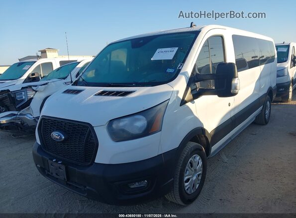1FBAX2Y88NKA77124 2022 FORD PASSENGER White Widok z przodu