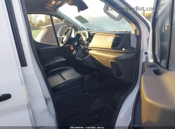 1FBAX2Y88NKA77124 2022 FORD PASSENGER White Widok wnętrza z przodu