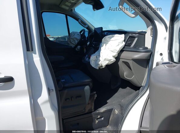 1FBAX2Y88PKA93648 2023 FORD PASSENGER Белый Вид салона спереди