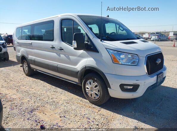 1FBAX2Y89NKA29065 2022 FORD PASSENGER Белый Вид задней части салона