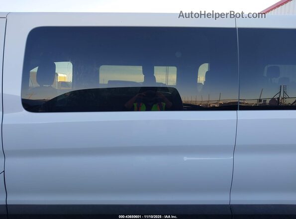 1FBAX2YG2PKB41586 2023 FORD PASSENGER White Սալոնի 360 աստիճան տեսք