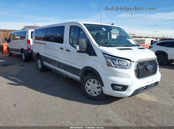 1FBAX2YG7PKA93857 2023 FORD PASSENGER Белый Передняя правая четверть