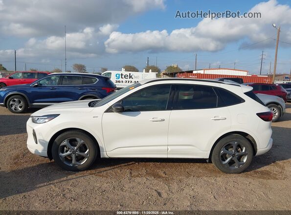 1FMCU0MN7PUB32596 2023 FORD ESCAPE White Widok wnętrza 360 stopni