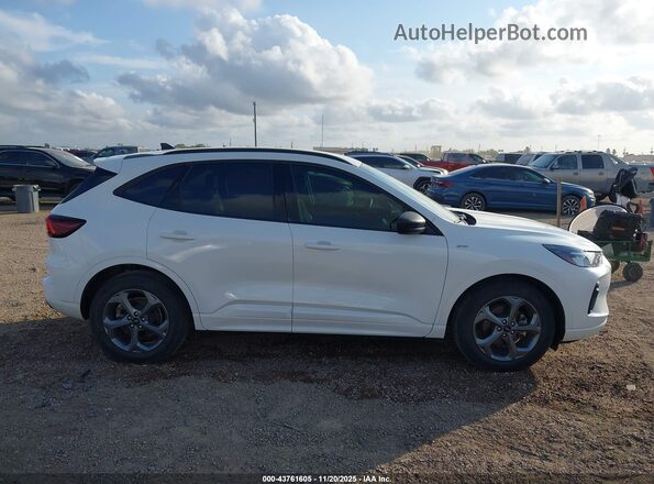 1FMCU0MN7PUB32596 2023 FORD ESCAPE White Widok wnętrza z tyłu