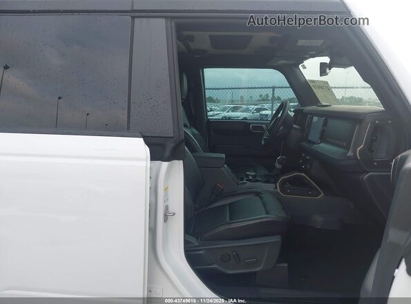 1FMEE9BP9SLA69756 2025 FORD BRONCO White Widok wnętrza z przodu