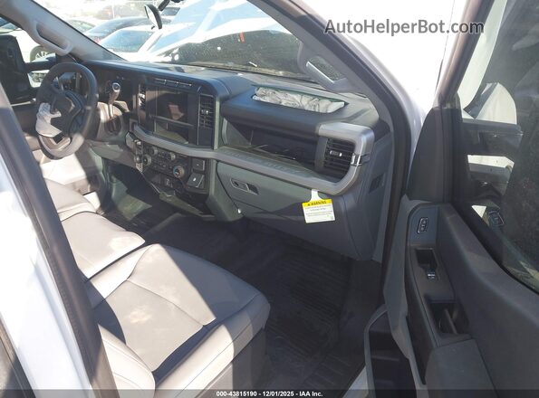 1FTBF2BA0REF08428 2024 FORD F-250 White Vista interior delantera