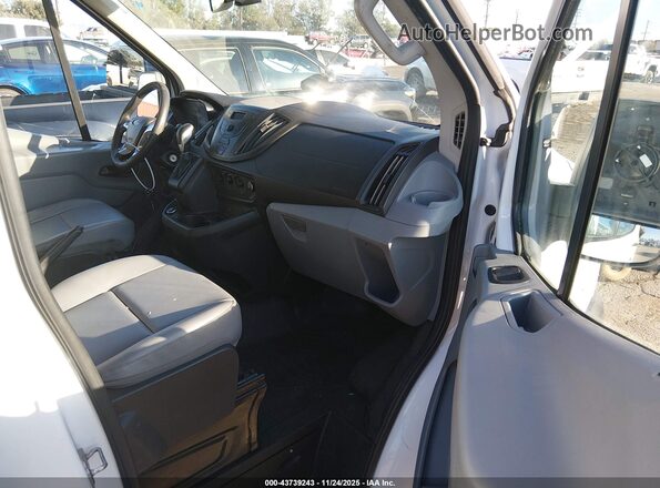 1FTYE1CM3HKA71962 2017 FORD TRANSIT-150 Белый Вид салона спереди