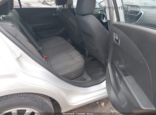 1G1JD5SH9J4123324 2018 CHEVROLET SONIC Silver Widok naklejki z numerem VIN