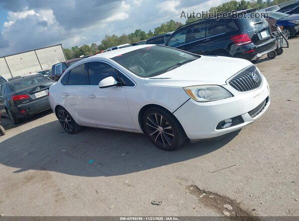 1G4PR5SK5H4110445 2017 BUICK VERANO Белый Передняя правая четверть