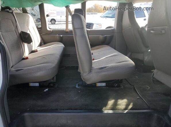 1GAZGPFF3H1208573 2017 CHEVROLET EXPRESS White Widok wnętrza z tyłu