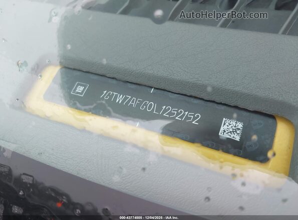 1GTW7AFG0L1252152 2020 GMC SAVANA CARGO Yellow Widok komory silnika