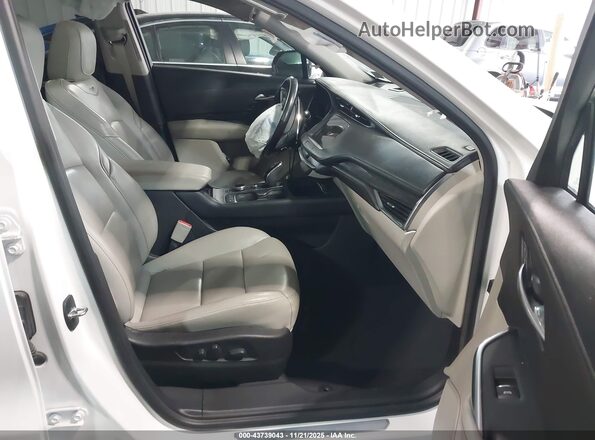 1GYFZDR41MF057009 2021 CADILLAC XT4 Белый Вид салона спереди