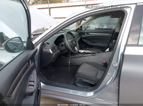 1HGCV3F13JA007781 2018 HONDA ACCORD HYBRID Серебряный Вид салона спереди