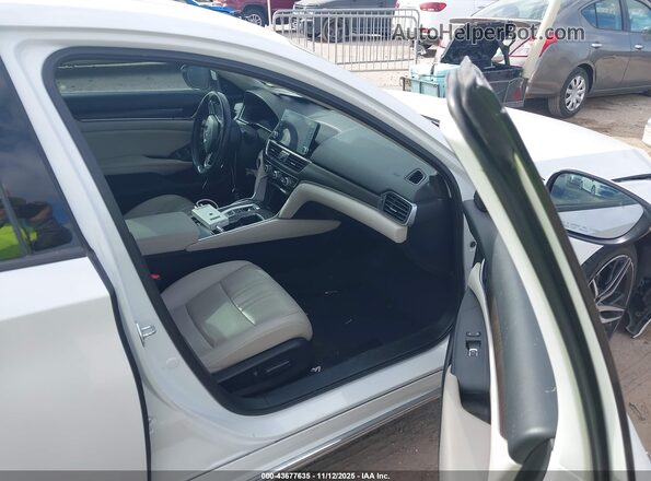 1HGCV3F9XNA029675 2022 HONDA ACCORD HYBRID Белый Вид салона спереди