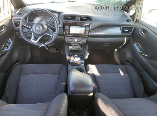 1N4AZ1CP6JC303685 2018 NISSAN LEAF Серебряный Вид панели приборов