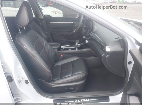 1N4BL4CV3RN308784 2024 NISSAN ALTIMA Light Blue Вид салона спереди