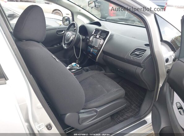 1N4BZ0CP1HC308897 2017 NISSAN LEAF Серебряный Вид салона спереди
