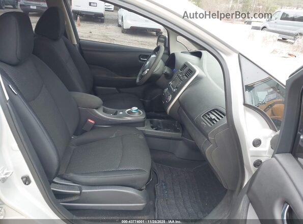 1N4BZ0CP3HC309923 2017 NISSAN LEAF Серебряный Вид салона спереди